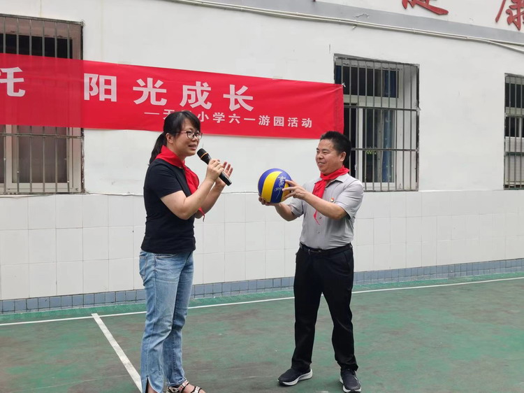 寄排球，送关爱，庆“六一”——汪黎情牵巫溪天星乡小朋友